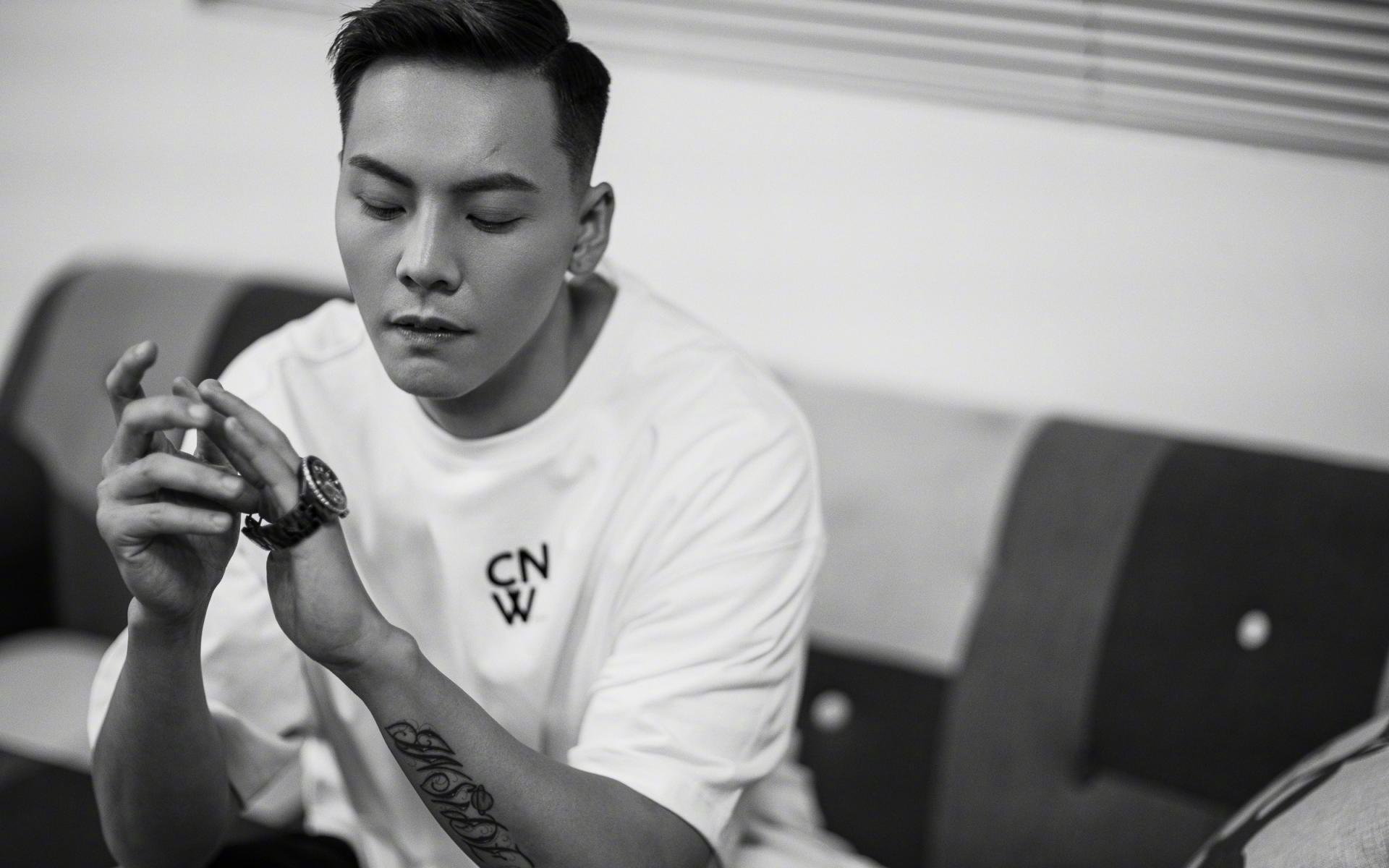 明星球员球场对决，篮球赛事引爆全场热情，明星 篮球